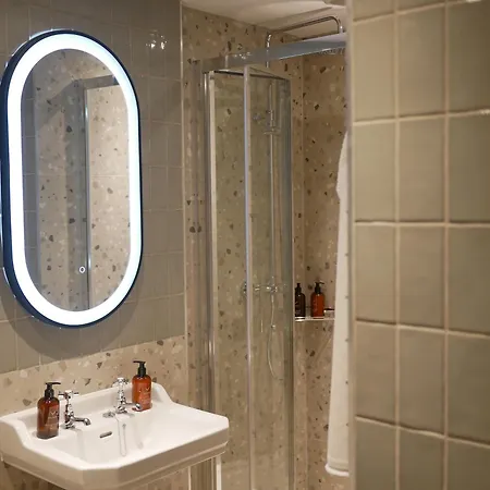 Queens Head & Restaurant 4* הוקסהד