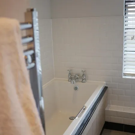 Queens Head & Restaurant בית הארחה