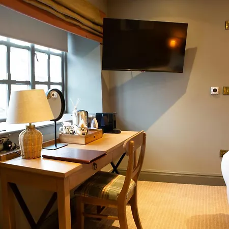 Queens Head & Restaurant 4* הוקסהד