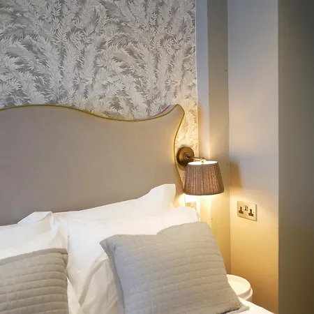 Queens Head & Restaurant 4* הוקסהד