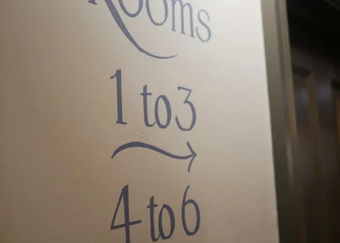 Queens Head & Restaurant Guest house 4*