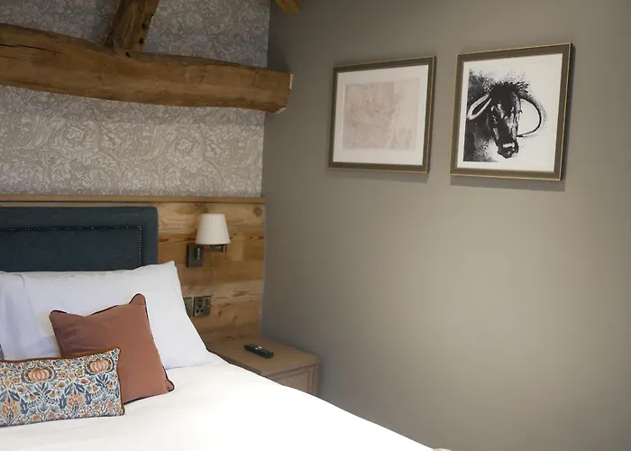 Queens Head & Restaurant Guest house 4*