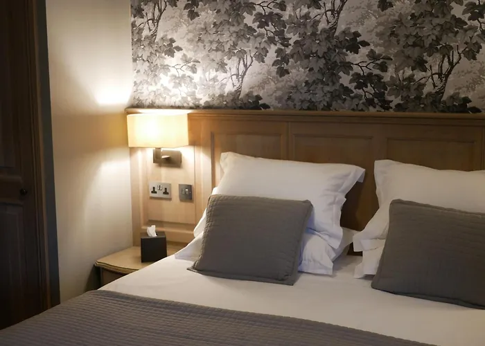 Queens Head & Restaurant Guest house 4*